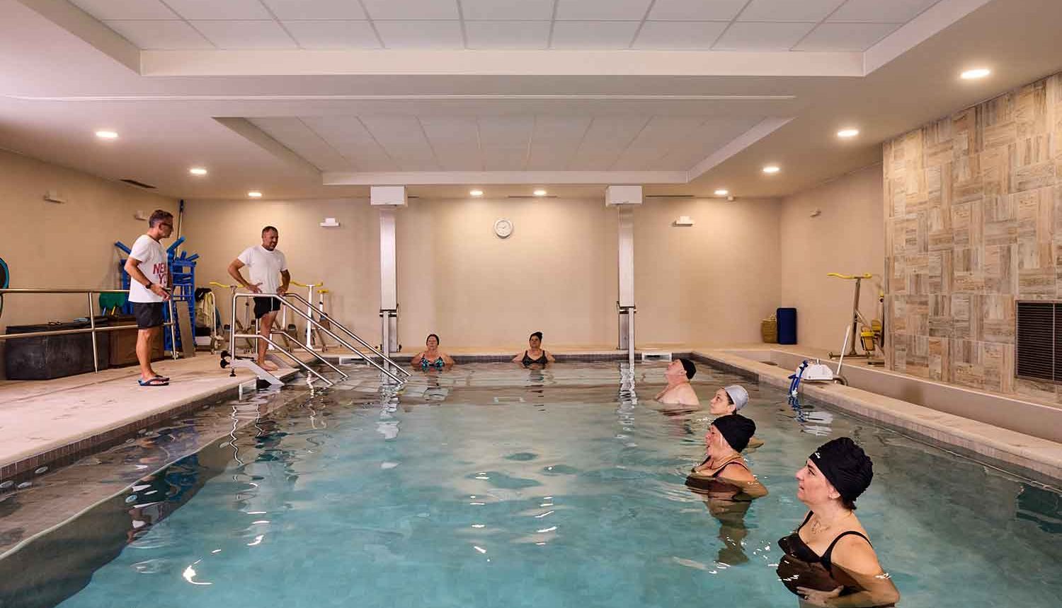 Groupe de personnes ayant une activité sportive aquatique dans une piscine ORPEA